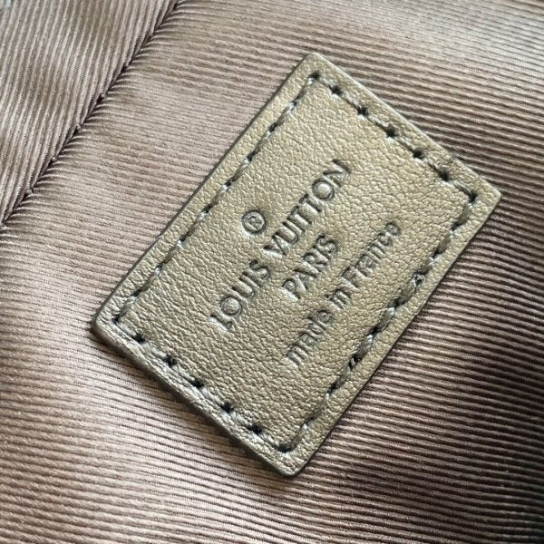 Discovery Messenger PM – Black Monogram Shadow Leather